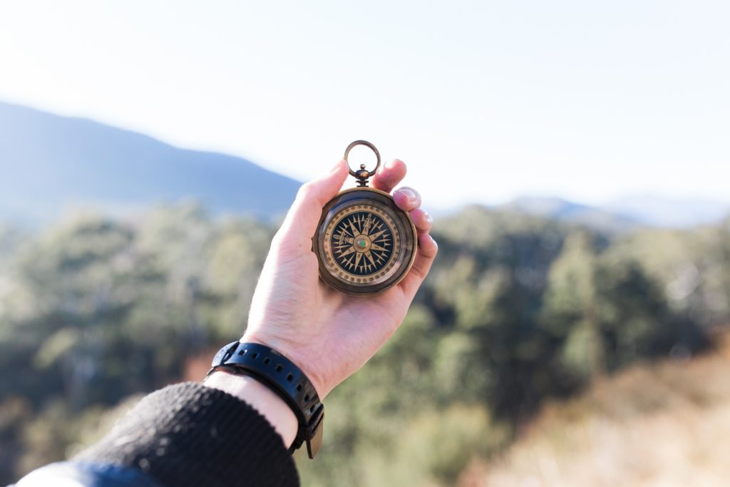 Hand_holding_compass